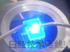   發(fā)光試驗(yàn)中的LED元件。基板尺寸：1cm見方，元件尺寸：0.3mm見方，注入電流：約200mA，中心波長：450nm 