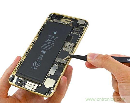 與iPhone 5S相比，電池尺寸更大，電池效率提高了16%。整部手機(jī)看起來就像一件藝術(shù)品，但看不到太多的內(nèi)部構(gòu)造。（來源：iFixit）