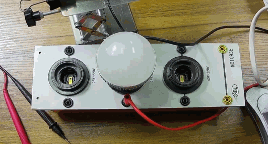 電燈泡內通有交流電，為什么看不到燈泡在閃爍？
