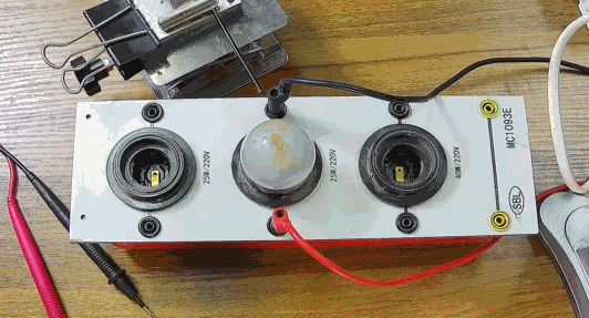 電燈泡內通有交流電，為什么看不到燈泡在閃爍？
