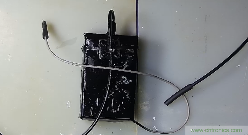 電燈泡內通有交流電，為什么看不到燈泡在閃爍？